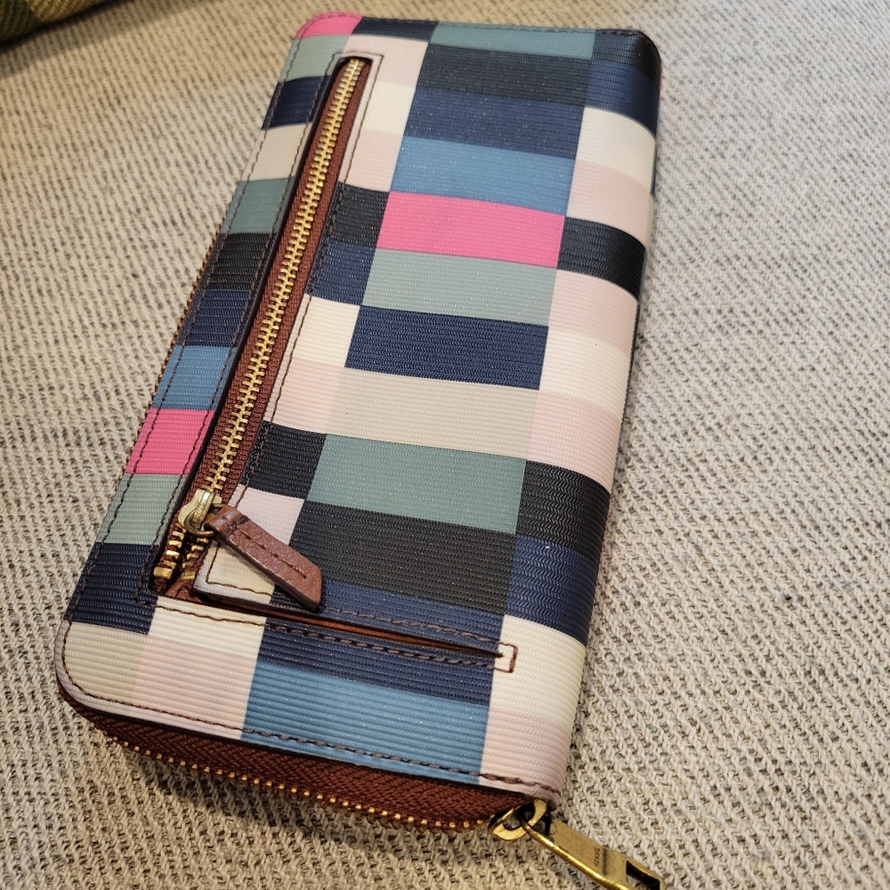 Fossil Wallet. Basically In New Condition - image 2